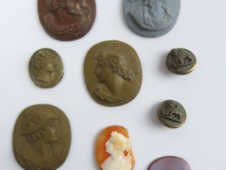 Vente aux enchères Collection de 6 camées et une pierre non gravée