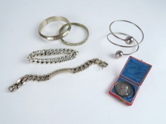 Vente aux enchères Deux gourmettes en argent. Poids : 110 g. On y joint trois bracelets e