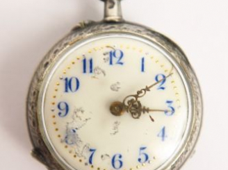Vente aux enchères Montre de col en argent à décor de rinceaux feuillagés. Poids tel : 19