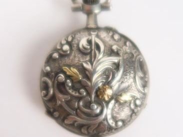 Montre de col en argent à décor de rinceaux feuillagés. Poids tel : 19