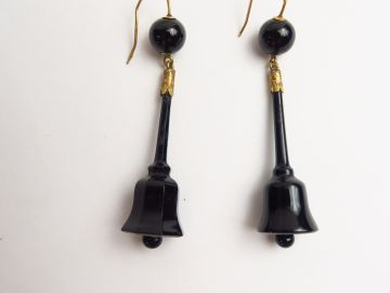 Paire de perce-oreilles en forme de cloches, tige en or2. Poids tel : 