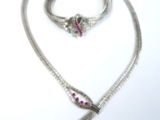 Vente aux enchères Bracelet et collier en argent bas titre et rubis calibrés