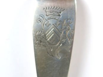 Cuillère à ragout XVIIIe en argent, armoriée. Poids : 178 g