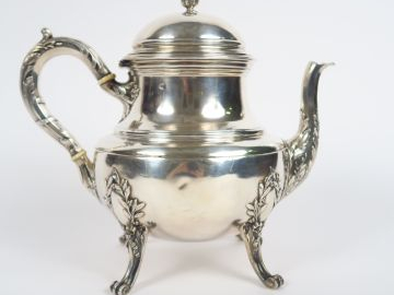 Cafetière en argent, poinçon Minerve, à décor de branches d'olivier. P