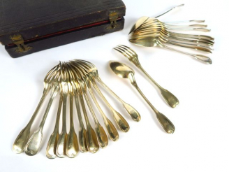 Vente aux enchères 12 couverts à entremets en vermeil, poinçon Minerve, modèle à filet, m