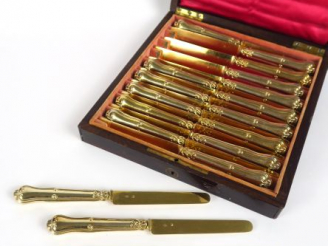 Vente aux enchères Suite de 18 couteaux à fruits lame en vermeil, poinçon Minerve, manche