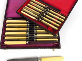 Vente aux enchères Suite de 12 couteaux de table, manche ivoire, lame acier. On y joint 1