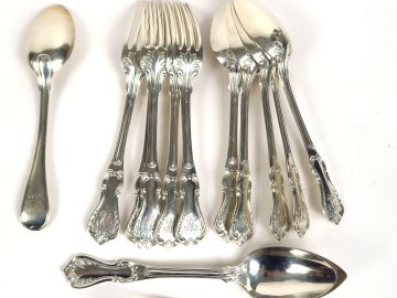 Suite de 6 couverts à entremets de style Rocaille en argent, poinçon M