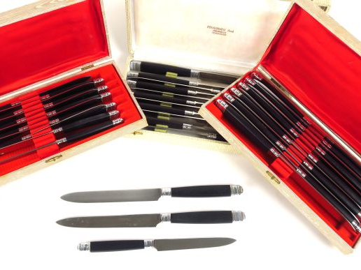 Deux séries de 12 grands couteaux, manche en bois noirci, et 12 coutea