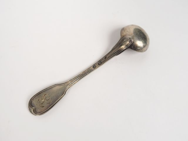 Cuillère à moutarde en argent, poinçon au coq, modèle à filet, monogra