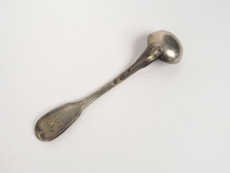 Vente aux enchères Cuillère à moutarde en argent, poinçon au coq, modèle à filet, monogra