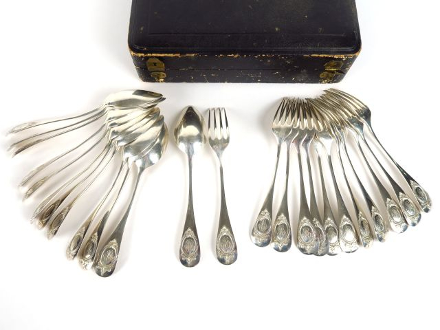 12 couverts à entremets en argent, poinçon Minerve, monogrammés dans u