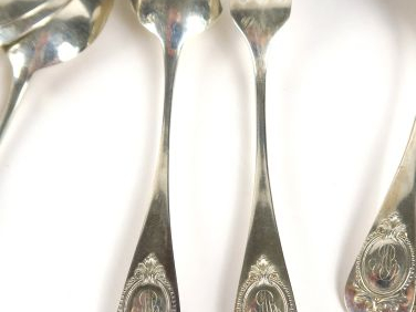 12 couverts à entremets en argent, poinçon Minerve, monogrammés dans u