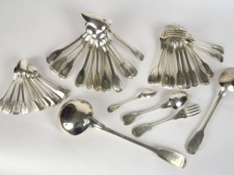 Vente aux enchères Ménagère en argent, poinçon Minerve, modèle à filet armorié, comprenan