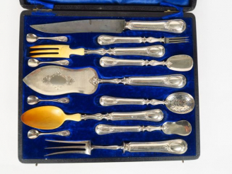 Vente aux enchères Beau coffret de couverts de service, en argent, poinçon Minerve, et ma