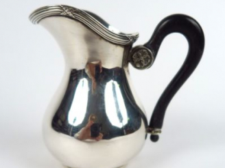 Vente aux enchères Pot à lait en argent, poinçon Minerve, à décor de tige enrubannée. Man