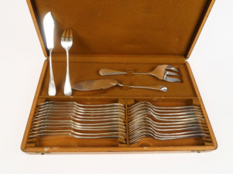 Vente aux enchères Dans un coffret en bois, service à poisson en métal argenté, modèle un