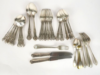 Vente aux enchères Partie de ménagère en métal argenté à décor de coquilles et de palmett