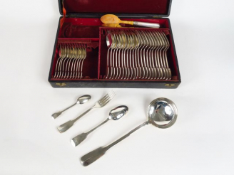 Vente aux enchères Ménagère en métal argenté, modèle uniplat, comprenant 12 grands couver