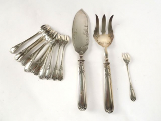 Vente aux enchères Couvert à servir le poisson en métal argenté, manches argent fourré, à