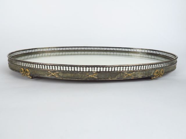 Centre de table de style Louis XVI en métal argenté et fond de glace, 