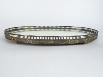 Vente aux enchères Centre de table de style Louis XVI en métal argenté et fond de glace, 