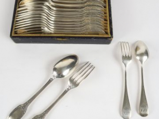 Vente aux enchères CHRISTOFLE. 12 couverts de style Louis XVI en métal argenté. On y join