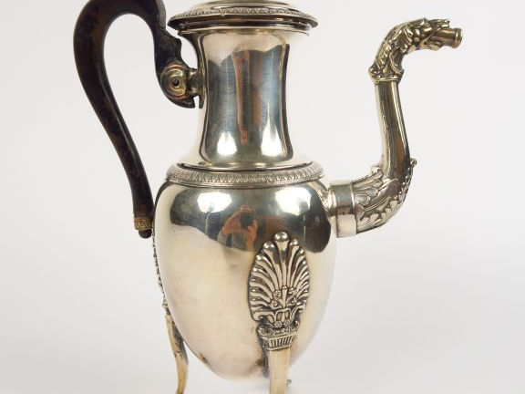 Verseuse tripode de style Empire en métal argenté, bec verseur en form