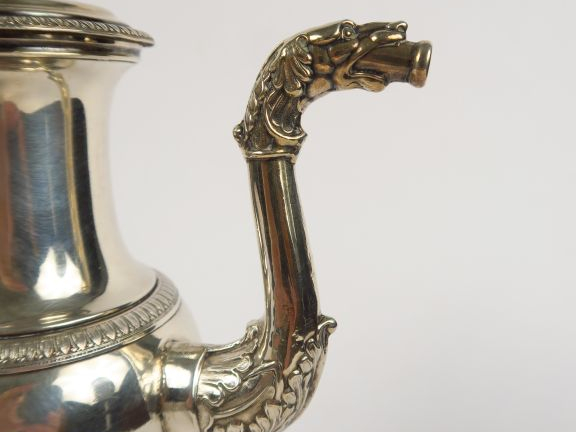 Verseuse tripode de style Empire en métal argenté, bec verseur en form