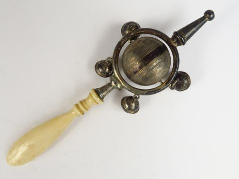 Hochet siffleur XIXe en argent, retenant quatre grelots, boule mobile 