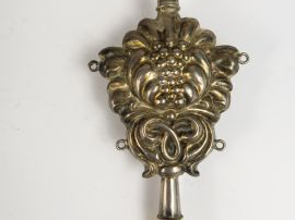 Vente aux enchères Hochet siffleur XIXe en argent repoussé à décor de grenade éclatée et 