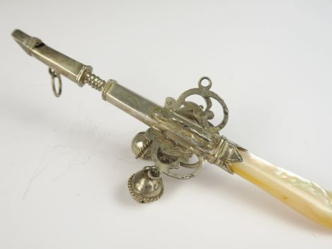 Hochet siffleur  XIXe en argent, retenant trois grelots (en manque deu