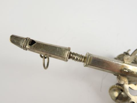 Hochet siffleur  XIXe en argent, retenant trois grelots (en manque deu
