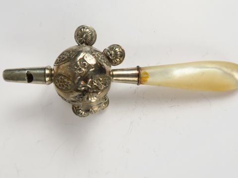 Hochet siffleur XIXe  en argent ciselé et repousssé à décor de fleurs 