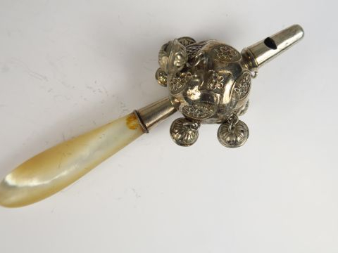 Hochet siffleur XIXe  en argent ciselé et repousssé à décor de fleurs 