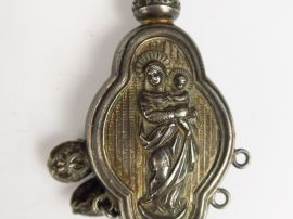 Hochet  XIXe en argent à décor sur les deux faces d'une Vierge à l'Enf