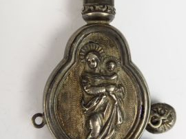 Hochet  XIXe en argent à décor sur les deux faces d'une Vierge à l'Enf