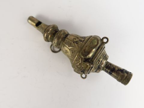 Partie supérieure de hochet siffleur en argent repoussé. Longueur : 7,