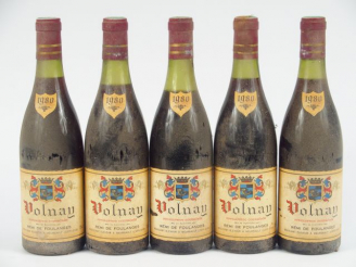 Vente aux enchères 5 BOUTEILLES VOLNAY R. DE FOULANGES - 1980 - 1 à 2 CM/1 à 4 CM/3 à 3 C