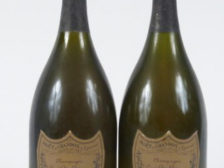 Vente aux enchères 2 BOUTEILLES CHAMPAGNE DOM PERIGNON - 1983 - 1 COIFFE TLA