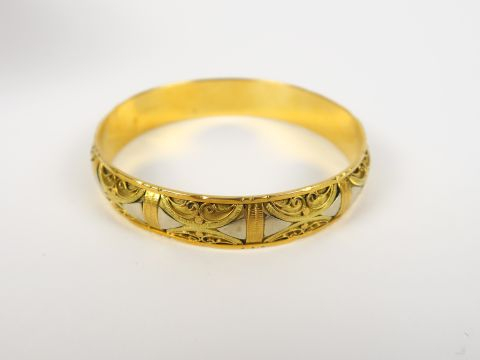 Bracelet jonc en or gravé.  30 g