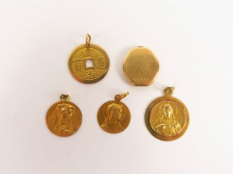 Vente aux enchères 4 médailles et un élément de boitier en or.  9 g