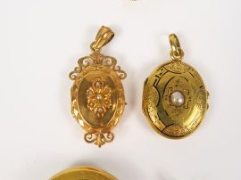 Vente aux enchères Chaine en or, broche Napoléon III en or, médaille en or, 2 pendentifs 