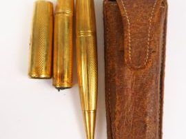 Dans son étui : un stylo en or.  Poids tel : 32 g (mauvais état)