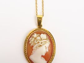 Vente aux enchères Pendentif 'camée coquille profil de jeune femme' et chaine en or.  Poi