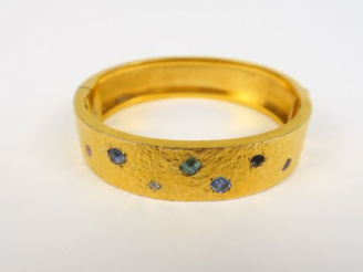 Vente aux enchères Bracelet en or et pierres de couleur.  34 g