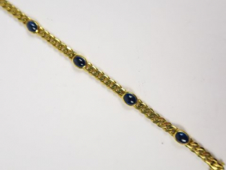 Vente aux enchères Bracelet en or maille gourmette, alternance de saphirs en cabochon. Po