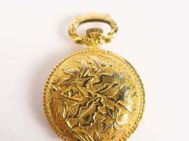 Vente aux enchères Montre de col en métal doré, finement gravée Poids tel : 21g