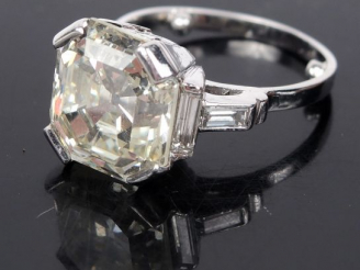 Vente aux enchères Brillant rectangulaire de 9,29 cts couleur M, pureté VS1, entouré de 4