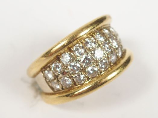 Bague jonc en or jaune et or blanc, pavage de 23 diamants de 0,05ct en